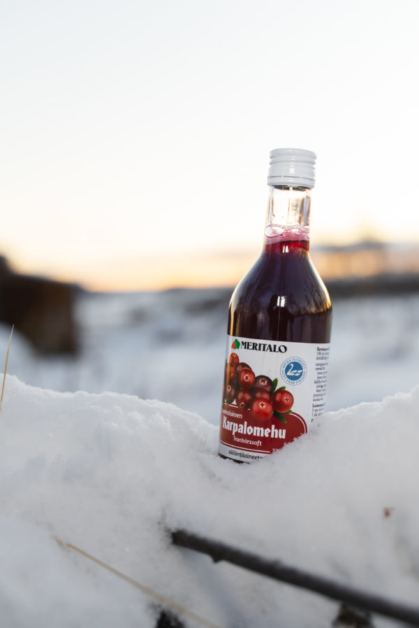 Meritalon suomalainen karpalomehu 375 ml pullo lumihangessa talvipäivänä